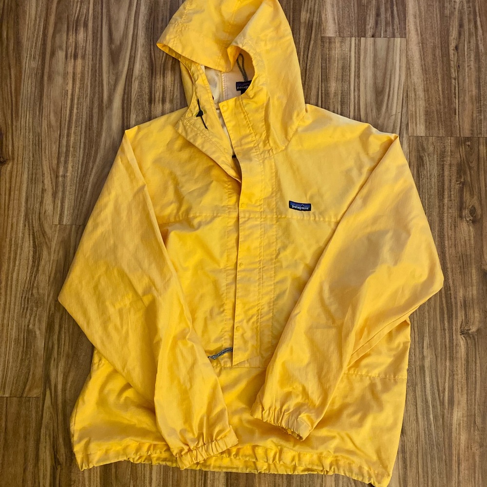 Vintage Patagonia windbreaker. Some rubbing/ wear in the inside of the jacket